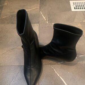 Sleek Black Heeled Boots brand New without boxe never wear
